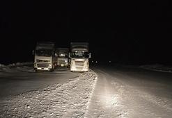 Tendürek Geçidi'nde ağır tonajlı araçlar mahsur kaldı