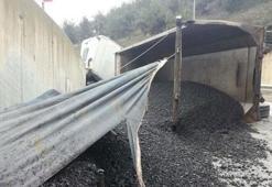 Asfalt taşıyan kamyon devrildi