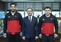 Bakan Kasapoğlu şampiyon güreşçileri kabul etti