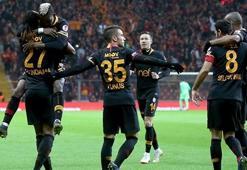 Aslan tur kapısını araladı