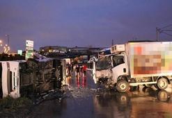 Ümraniye’de servis midibüsü ile kamyonet kafa kafaya çarpıştı!