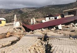 İzmir'de toprak kayması sonucu 12 ev tahliye edildi