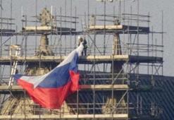 İngiltere'nin en eski katedraline Rus bayrağı asıldı, kriz çıktı
