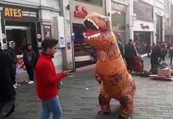 Taksim Meydanı'nda “Dinozor” şaşkınlığı!
