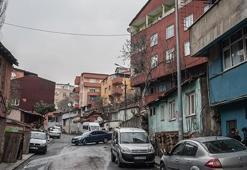 Evlerin kapısına para dolu zarf bırakıyor...