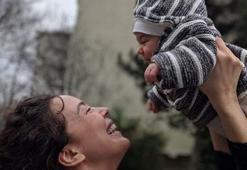 Azra Akın'dan Demir bebekle fotoğraf