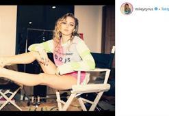 Miley Cyrus çırılçıplak güneşlendi!