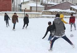 Van Başkale'de okullara kar tatili!