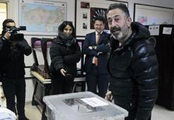 Cem Yılmaz oyunu kullandı, espriyi patlattı