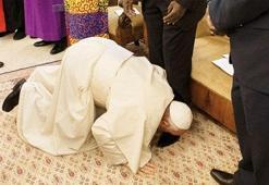 Papa, Güney Sudanlı liderlerin ayaklarını öptü