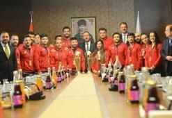 Bakan Kasapoğlu milli güreşçileri kabul etti: Omuz omuza yürüyeceğiz