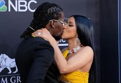 Cardi B’nin çıplak fotoğraflarını Instagram yayından kaldırdı