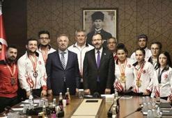 Bakan Kasapoğlu milli haltercileri kabul etti