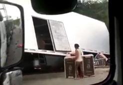 Otobüs ile TIR çarpıştı, bölge sakinleri TIR’ı yağmaladı