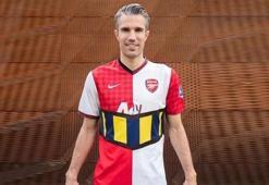 Van Persie'nin jübile formasında Fenerbahçe detayı