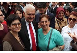 Binali Yıldırım, Beşiktaş'ta vatandaşlarla buluştu