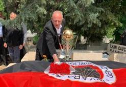 İlhan Cavcav'ın kabrine kupalı ziyaret