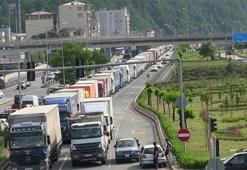 Tır şoförleri bayramı kuyrukta geçirdi