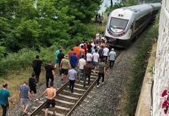Trenin çarptığı genç kız ağır yaralandı