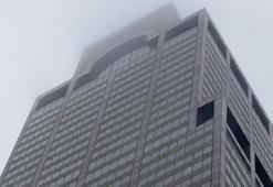 ABD'de helikopter gökdelene çarparak düştü