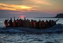 Ege Denizi'nde göçmenleri taşıyan bot battı