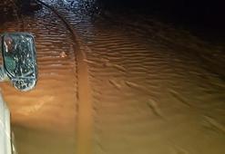 Sel yolu yardı: Karayolu trafiğe kapandı!