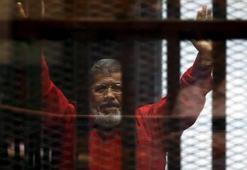Independent: Mursi 20 dakika yerde kıvrandı, aile salondan çıkarıldı