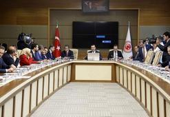 Okula başlama yaşı ve sözleşmeli öğretmenlere erken tayin komisyonda kabul edildi