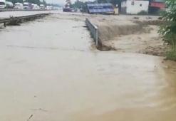 Kocaeli-Sakarya yolu sel nedeniyle çift yönlü trafiğe kapatıldı