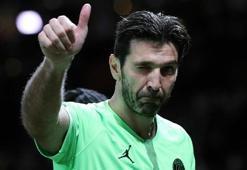 Gianluigi Buffon imzayı atıyor