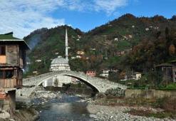 Rize'de 300 yıllık kemer köprü çöktü