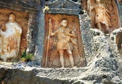 Defineciler Adamkayalar anıtını talan etti