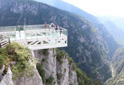 450 metre yükseklikteki cam terasa ziyaretçi ilgisi