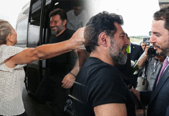 Hakan Atilla İstanbul'da! Ailesi ve Bakan Albayrak karşıladı!