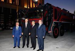 Erdoğan ve Mahathir yerli üretim itfaiye aracını inceledi