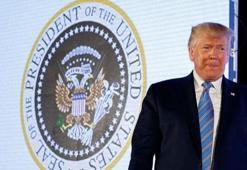 Trump, kendisiyle alay edilen sahte başkanlık forsu önünde konuştu