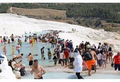 Pamukkale bayram tatilinde ziyaretçi akınına uğradı