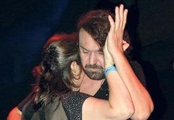 Hayranıyla dans etti