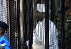 Sudan'ın devrik lideri Beşir hakim karşısında
