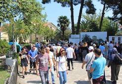 Restorasyon çalışmalarına rağmen akın ettiler