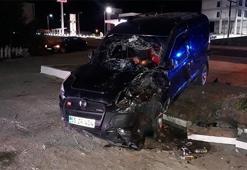 Göçmenleri taşıyan araç düğün salonu otoparkına girdi: 14 yaralı