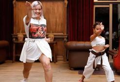 Anne Marie minik hayranıyla karate yaptı