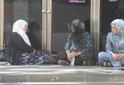 Çocukları dağa kaçırılan ailelerin HDP önündeki eylemi 2. gününde