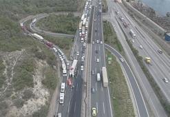 TEM’de TIR devrildi, 5 kilometrelik kuyruk oluştu
