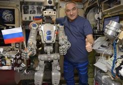 Görevini uzayda tamamlayan insansı robot dünyaya döndü