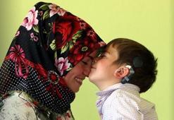 Biyonik kulaklık takılan minik Yusuf 'un ilk sözleri baba oldu!