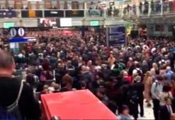 İngiltere’de metro ve tren istasyonlarını su bastı