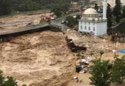 Son dakika... Artvin'de şiddetli sel! Yollar kapandı, evleri su bastı