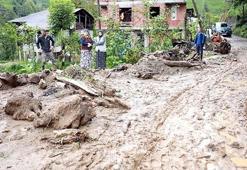 Rize'de sel ve heyelan; yollar kapandı, 2 ev boşaltıldı