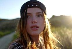 Bella Thorne, kız arkadaşıyla birlikte yatakta üstsüz poz verdi